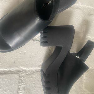 Never worn Steve Madden heeled platform sandals